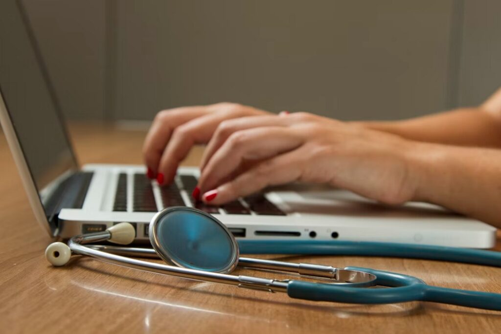 Visites et examens médicaux au travail : un décret adapte temporairement les délais de leur réalisation