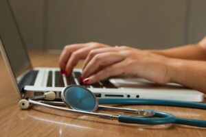 Visites et examens médicaux au travail : un décret adapte temporairement les délais de leur réalisation