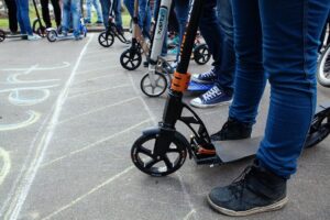 Activités de loisirs « trottées » : une sénatrice alerte sur les difficultés que pose le réhaussement récent de l&rsquo;âge d&rsquo;accès aux trottinettes électriques